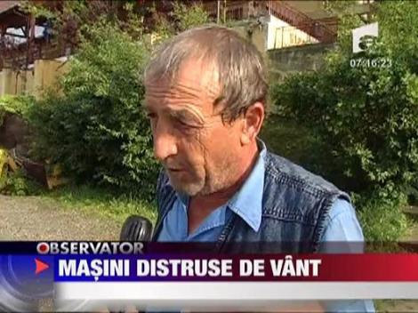 Masini distruse de vant