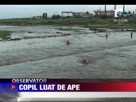 Copil luat de ape