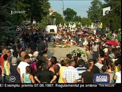 Cimitirul "Bolovani", unde mii de oameni o asteapta pe Madalina