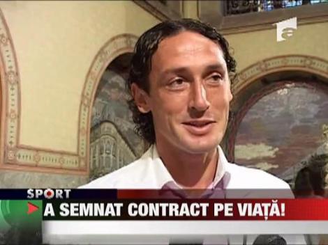 Dananae a semnat contract pe viata