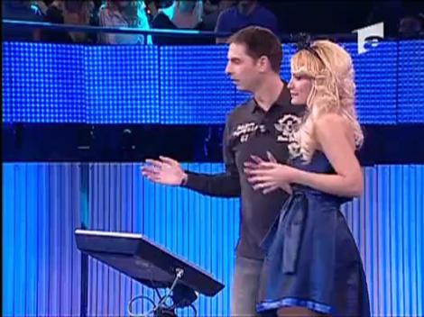 Blonda cu capul in nori