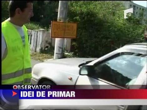 Idei de primar: a blocat drumul cu un lant si cere taxa de intrare