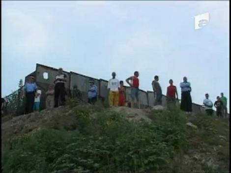 Pescari luati de apa