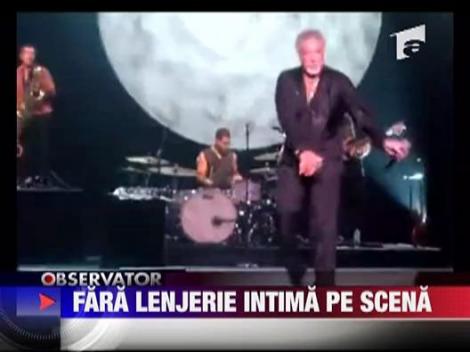 Tom Jones, fara lenjerie intima pe scena