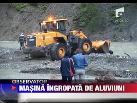 Masina ingropata de aluviuni