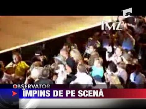 Steven Tyler, impins de pe scena