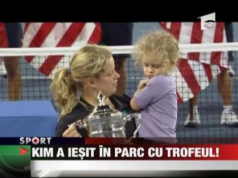 Kim a iesit in parc cu trofeul!