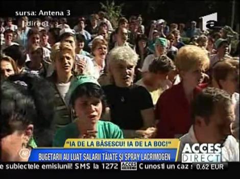 Bugetarii au luat salarii taiate si spray lacrimogen
