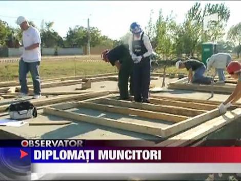 Ambasadorii au lasat diplomatia ca sa devina muncitori pe santier