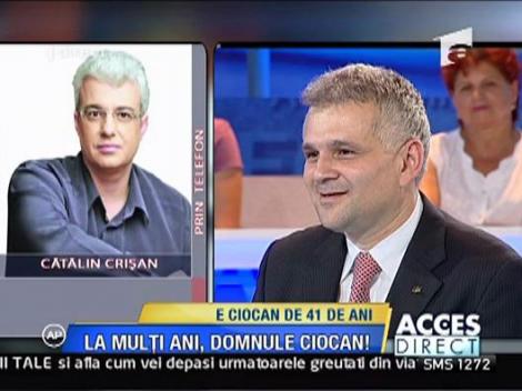 Catalin Crisan ii ureaza "La multi ani" lui Christian Ciocan