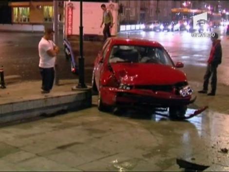 O soferita a intrat cu masina intr-o terasa in Baia Mare