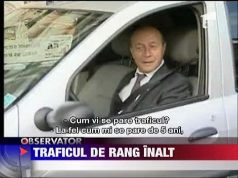 Traian Basescu, cu Loganul in trafic