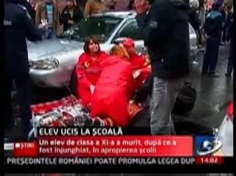 IMAGINI SOCANTE! Craiova: Doi elevi injunghiati in fata Liceului Tudor Arghezi. Unul a murit