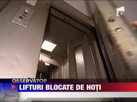 Lifturi blocate de hoti