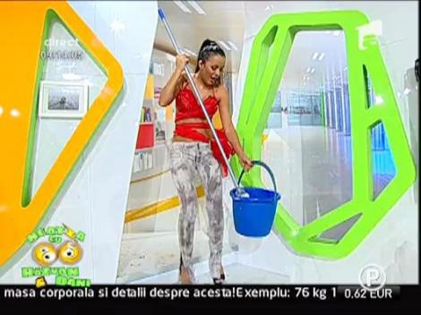 Daniela Crudu da cu mopul la Neatza