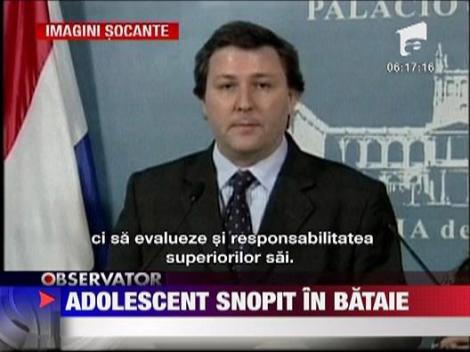 IMAGINI SOCANTE!! Adolescent snopit in bataie de politisti