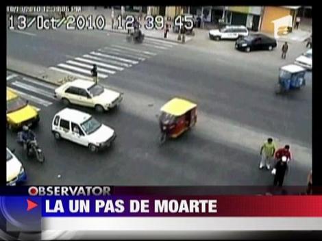 Politista lovita de un camion