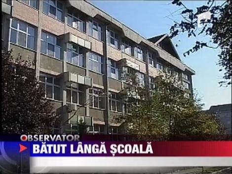 Elev batut langa scoala