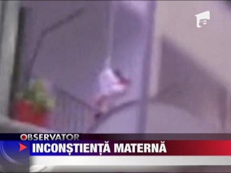 Socant!!! O femeie si-a coboara copilul cu o franghie pe balcon, pentru a recupera un tricou