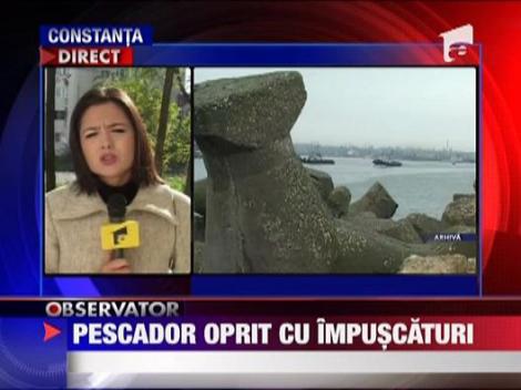 Pescador oprit cu impuscaturi