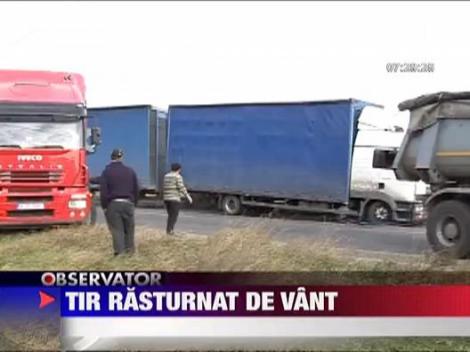 Tir rasturnat de vant
