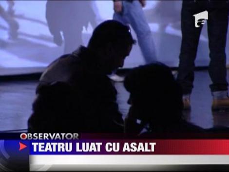 Teatru luat cu asalt de detinuti