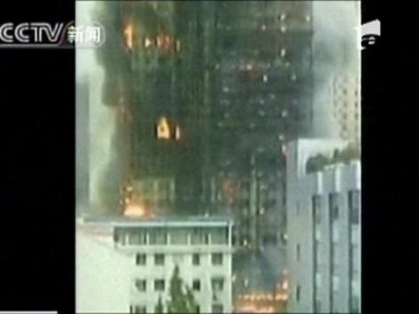 Incendiu devastator intr-un zgarie-nori din Shanghai