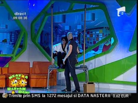 Johannes face o demonstratie de levitatie la Neatza