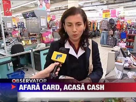 Romanii platesc cash acasa, cu cardul afara