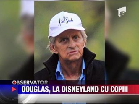 Michael Douglas, la Disneyland cu copiii