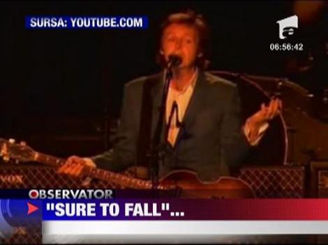 Paul McCartney a cazut pe scena in timpul unui concert