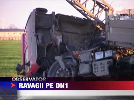 Soferul unui jeep a reusit sa distruga dintr-o singura lovitura un autotrailer si o freza de asfalt