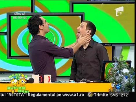 Razvan ii citeste in ceru guri lui Dani