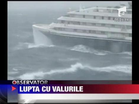 Nava de croaziera avariata de un val urias