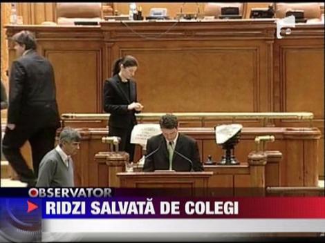Ridzi salvata de colegi