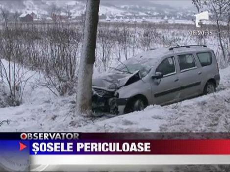 O masina a derapat din cauza zapezii si a lovit doi copaci