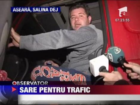 Cozile de camioane venite sa incarce sare pentru dezapezire