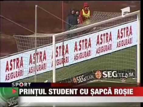 Printul, student cu sapca rosie