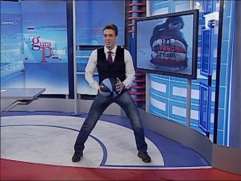 Mircea Badea ii arata Elenei Udrea cum se joaca baschet