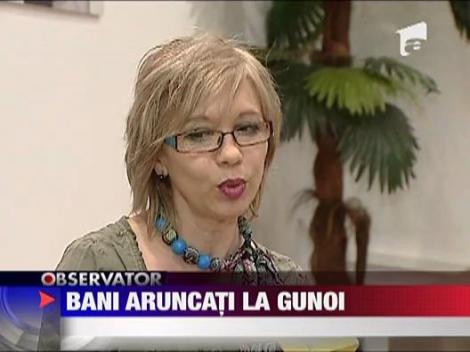Bani aruncati la gunoi