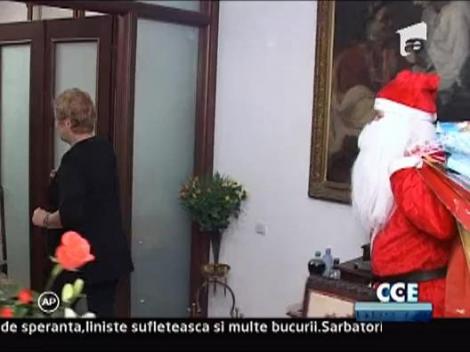 Mos Craciun a venit la Ionela Prodan