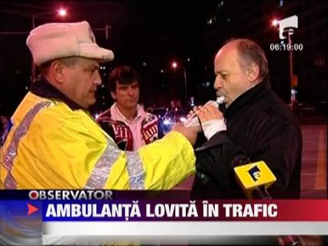 Ambulanta lovita in trafic