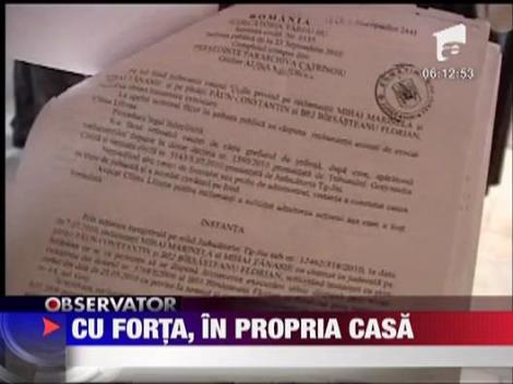 Au intrat cu forta in propria casa!