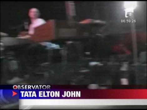 Elton John a devenit tatic