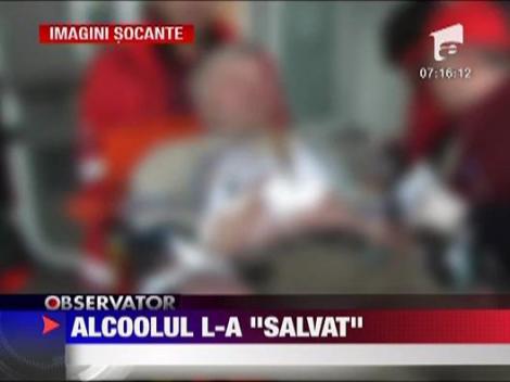 Imagini socante!! Si-a infipt un cutit in burta de suparare