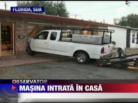 Masina intrata in casa