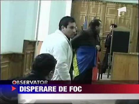 Un barbat a vrut sa-si dea foc in tribunal