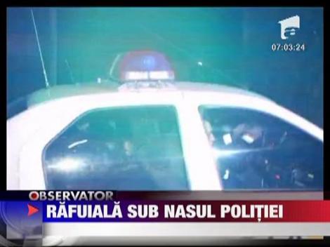 Masina de politie blocata in trafic de o masina plina cu oameni furiosi