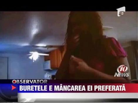 Buretele din canapea, mancarea ei preferata