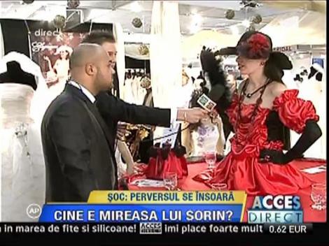 "Perversul" probeaza un costum de mire. Cine este mireasa?